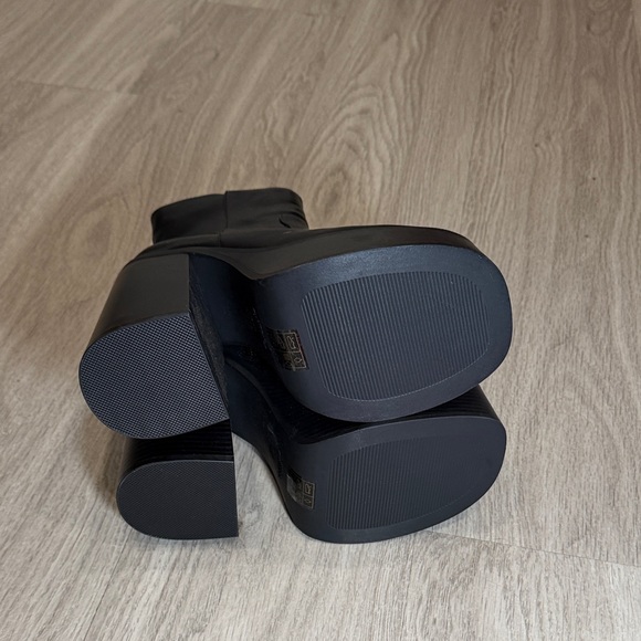 Urban Outfitters Platform Boots - Picture 5 of 5